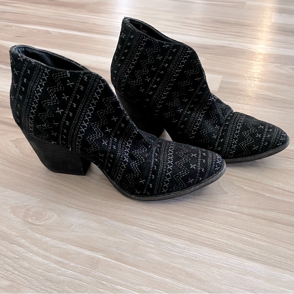 Amuse Society Black Ankle Boots with Chunky Heel and Slip-On Design
